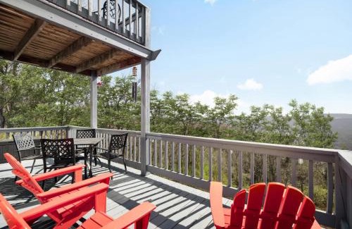 Romney Casa | Chalet w Hot Tub Fire Pit Deck Grill & Games