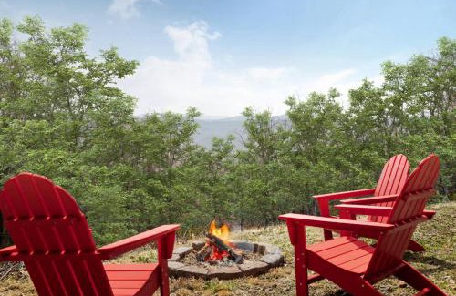 Romney Casa | Chalet w Hot Tub Fire Pit Deck Grill & Games