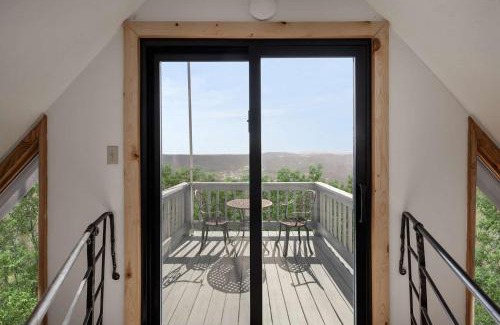Romney Casa | Chalet w Hot Tub Fire Pit Deck Grill & Games
