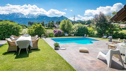 Adnet Casa | Chalet Wiesengut, Pool, Sunbeds, BBQ, Bikes for free, 15 min to salzburg and beautifull lakes sound of music