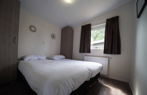 Dordtse Biesbosch Chalet De Esquí | Chalet with 2 bedrooms and a dishwasher