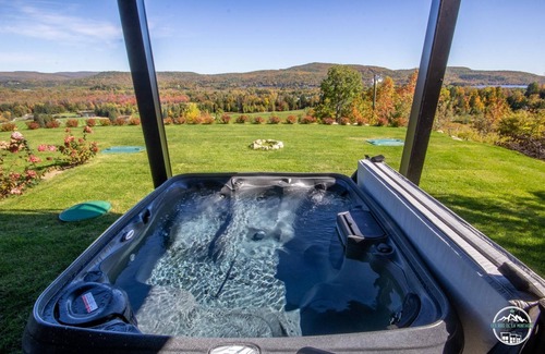 Matawinie Regional County Municipality Chalet De Esquí | Chalet with fireplace and mountain spa, golf view