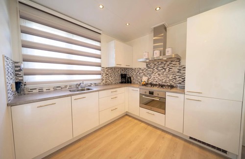 Oost-Graftdijk Casa | Chalet with four bedrooms, two bathrooms and a jetty