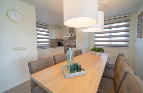 Oost-Graftdijk Casa | Chalet with four bedrooms, two bathrooms and a jetty