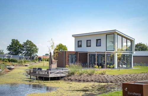 Oost-Graftdijk Casa | Chalet with four bedrooms, two bathrooms and a jetty
