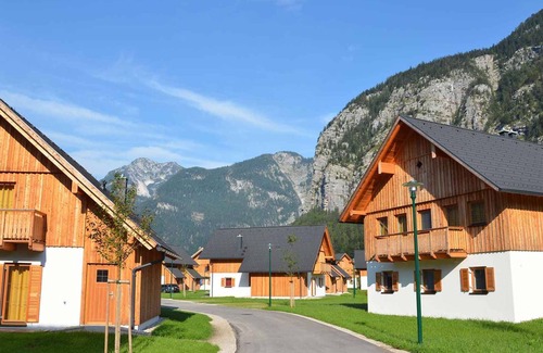 Obertraun Chalet De Esquí | Casa vacacional con piscina cubierta, un spa y un parque infantil en el pueblo