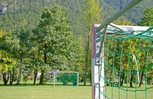 Obertraun Chalet De Esquí | Casa vacacional con piscina cubierta, un spa y un parque infantil en el pueblo
