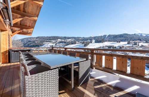 Les Gets Chalet De Esquí | Chalet con jacuzzi cerca del centro y vista de 180 ° del pueblo y las pistas.