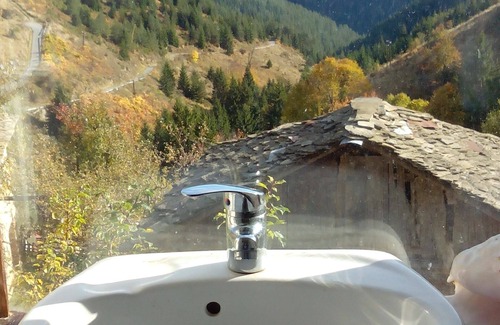 Chepelare Chalet De Esquí | Chalet Zornica es una vista buildingThe piedra 250old desde las habitaciones es impresionante