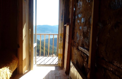 Chepelare Chalet De Esquí | Chalet Zornica es una vista buildingThe piedra 250old desde las habitaciones es impresionante
