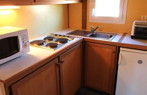 Treignat Cabaña | Chalets familiaux indépendants avec terrasse et jeux pour enfants dans un camping 2 étoiles