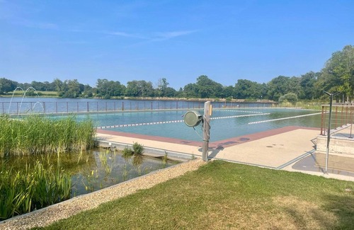 Treignat Cabaña | Chalets familiaux indépendants avec terrasse et jeux pour enfants dans un camping 2 étoiles