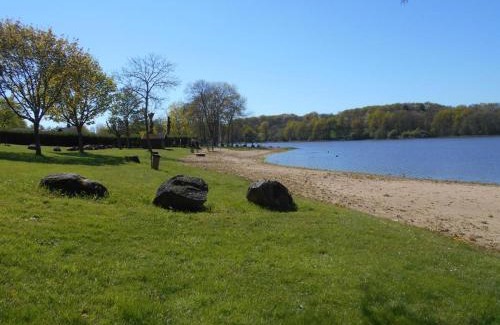 Treignat Casa | Chalets indépendants en camping 2 étoiles avec terrasse – Idéal famille, activités et jeux pour enfants - FR-1-489-405