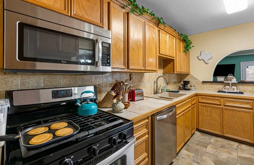 Central City Casa | Chalk Wall+Horseshoes+Foosball+BBQ+Covered Patio w/lights+Games+Coffee+Pancakes