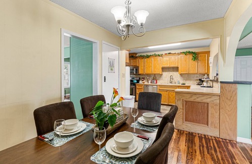 Central City Casa | Chalk Wall+Horseshoes+Foosball+BBQ+Covered Patio w/lights+Games+Coffee+Pancakes