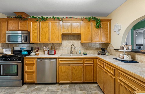 Central City Casa | Chalk Wall+Horseshoes+Foosball+BBQ+Covered Patio w/lights+Games+Coffee+Pancakes