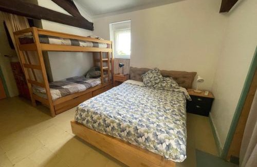 Confolens Cama Y Desayuno | chambre 4 personnes avec entrée indépendante , grand parking, salle de bain, wc