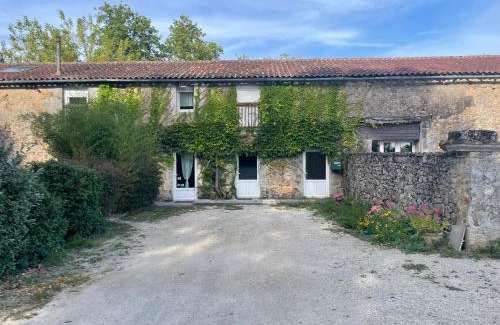 Confolens Cama Y Desayuno | chambre 4 personnes avec entrée indépendante , grand parking, salle de bain, wc