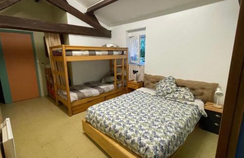 Confolens Cama Y Desayuno | chambre 4 personnes avec entrée indépendante , grand parking, salle de bain, wc