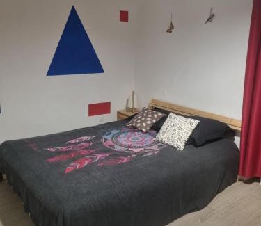 Arthes Casa | Chambre au 1er étage avec communs
