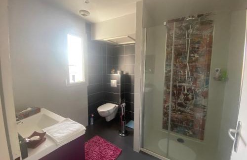 Bourges Casa | Chambre avec salle de bain privée à l étage dans ma maison