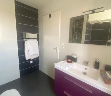 Bourges Casa | Chambre avec salle de bain privée à l étage dans ma maison