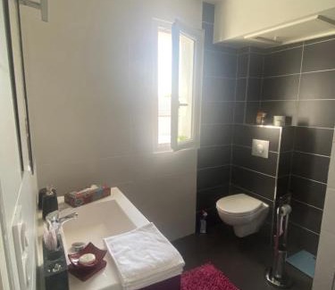 Bourges Casa | Chambre avec salle de bain privée à l étage dans ma maison