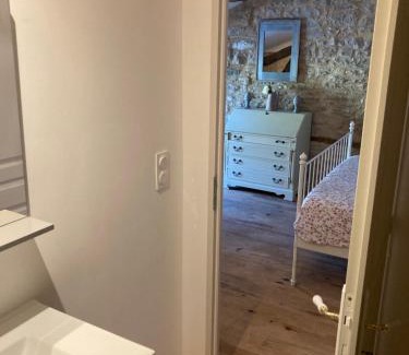 Caylus Casa | Chambre avec salle de bain