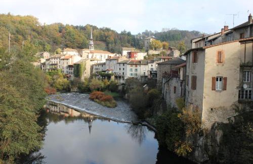 Olliergues Cama Y Desayuno | Chambre Bounty, B&B, cuisine privée, lit queen size, terrasse, parking, garage