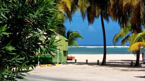 Grande Anse Casa | Chambre créole et sa salle de bain chez Michelle