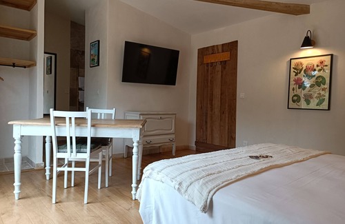 Figeac Cama Y Desayuno | Chambre D'hôtes SPA Privatif La Tour du Laurensou Figeac La Campagne en Ville