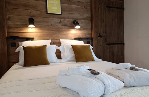 Figeac Cama Y Desayuno | Chambre D'hôtes SPA Privatif La Tour du Laurensou Figeac La Campagne en Ville
