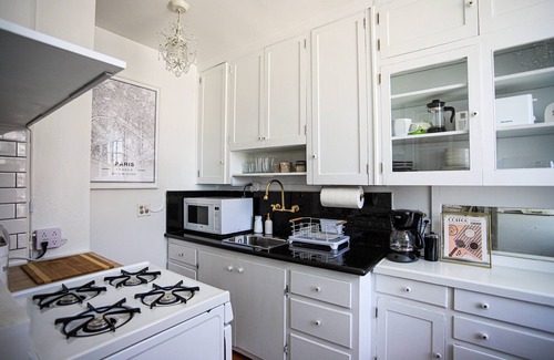 East Village Apartamento | Chambre de Bonne in Downtown Long Beach across from the Convention Center~