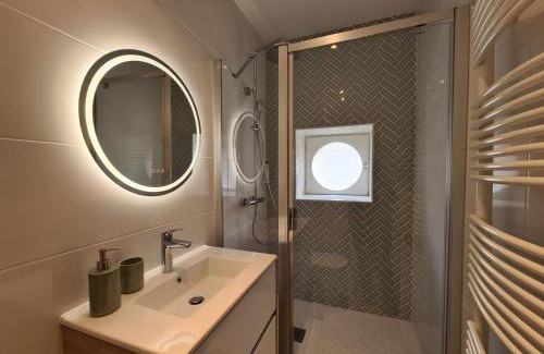 Chateauroux Cama Y Desayuno | Chambre "Diane" avec salle d'eau privative et petit-déjeuner à Châteauroux - FR-1-591-602
