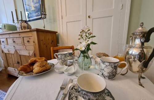 Chateauroux Cama Y Desayuno | Chambre "Diane" avec salle d'eau privative et petit-déjeuner à Châteauroux - FR-1-591-602