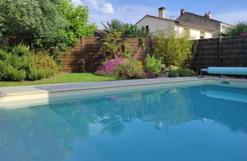 Talence Cama Y Desayuno | Chambre direct piscine