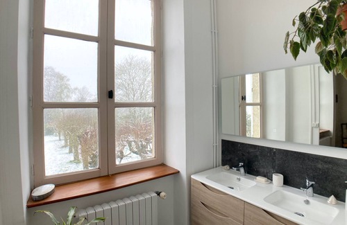 Lignieres-Orgeres Cama Y Desayuno | Chambre Double de Charme, vue Parc Paysager, Maison D'hôtes, Ancien Presbytère