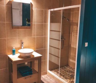 Cognac Casa | chambre double avec salle de bain privative