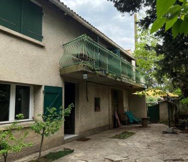 Hopitaux-Facultes Casa | Chambre en bois dans une ancienne bâtisse