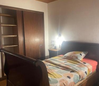 Hopitaux-Facultes Casa | Chambre en bois dans une ancienne bâtisse