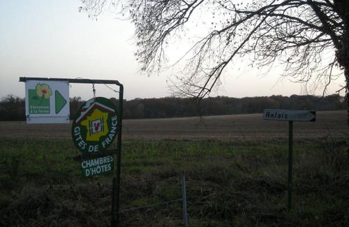 Pellevoisin Cama Y Desayuno | Chambre Glycine avec salon de jardin et parking, proche châteaux de la Loire - FR-1-591-506
