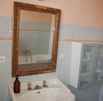 Bourg-l'Eveque Casa | Chambre indépendante avec salle de bains privée