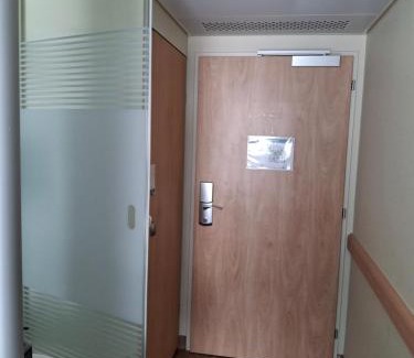 Bussigny-pres-Lausanne Cama Y Desayuno | Chambre privée avec lit double et sanitaires et TV mural