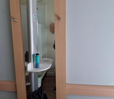 Bussigny-pres-Lausanne Cama Y Desayuno | Chambre privée avec lit double et sanitaires et TV mural