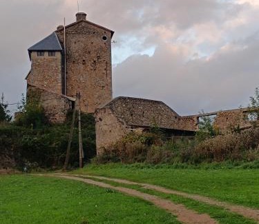 Montegut Cama Y Desayuno | Chambre Rustique du Château Montegut Vue sur les Pyrénées