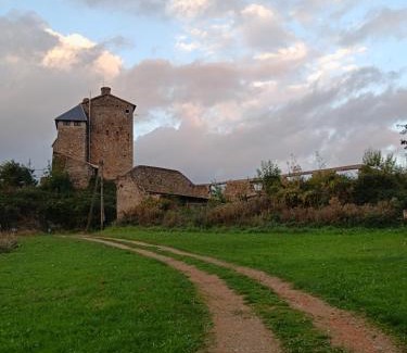 Montegut Cama Y Desayuno | Chambre Rustique du Château Montegut Vue sur les Pyrénées