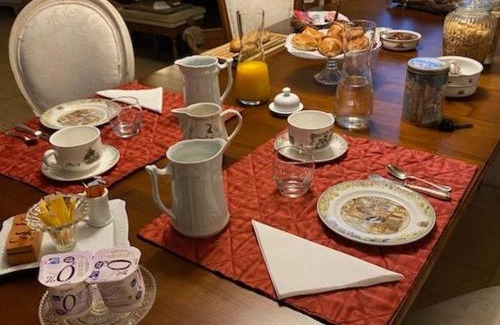 Montreuil-le-Henri Cama Y Desayuno | Chambre spacieuse avec piscine et parking privé - FR-1-410-464
