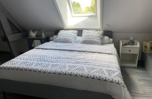 Montreuil-le-Henri Cama Y Desayuno | Chambre spacieuse avec piscine et parking privé - FR-1-410-464