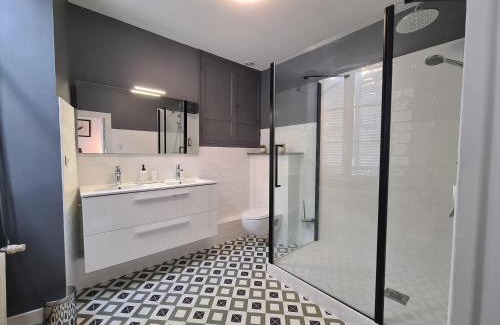 Chateauroux Cama Y Desayuno | Chambre spacieuse avec grand lit et salle d'eau privée, petit-déjeuner inclus - Châteauroux - FR-1-591-601