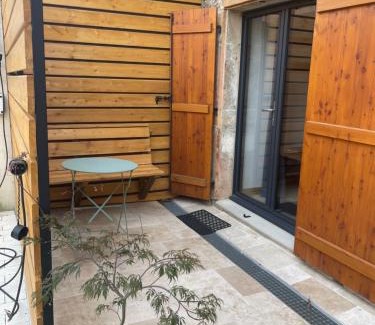 Vinzelles Casa | Chambre tropicale privée au coeur d'un village calme et proche du vignoble